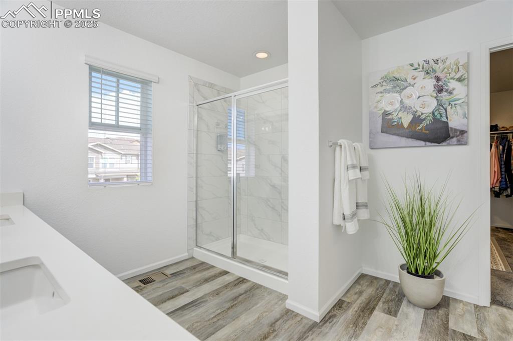 Image 31 of 49: Bathroom