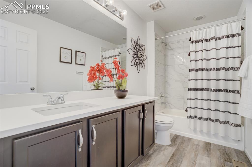 Image 42 of 49: Bathroom