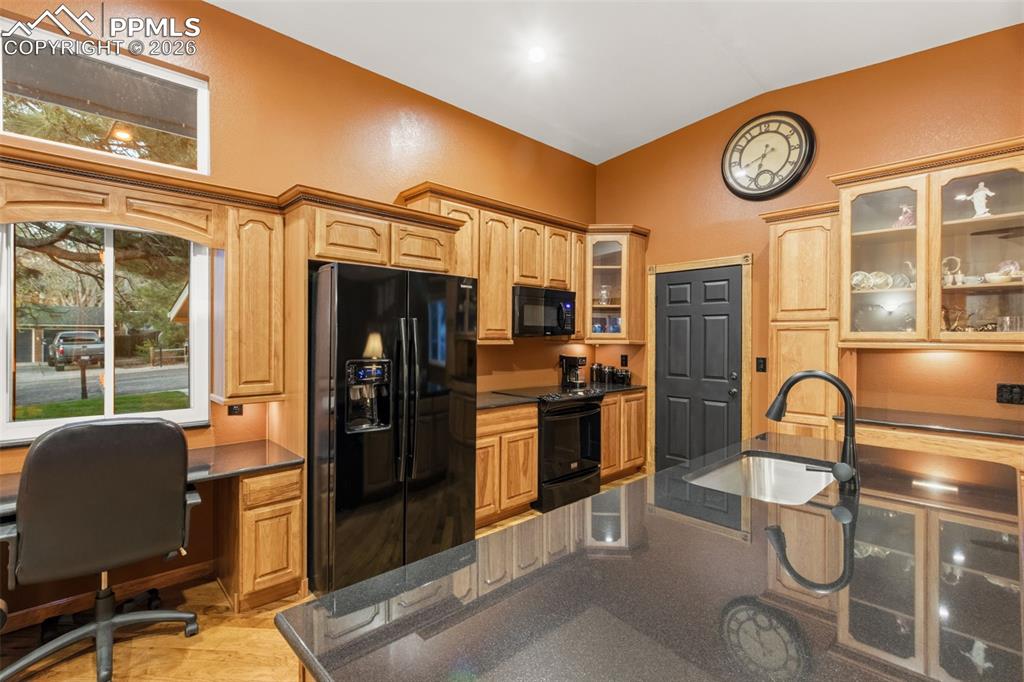 Image 14 of 47: Kitchen