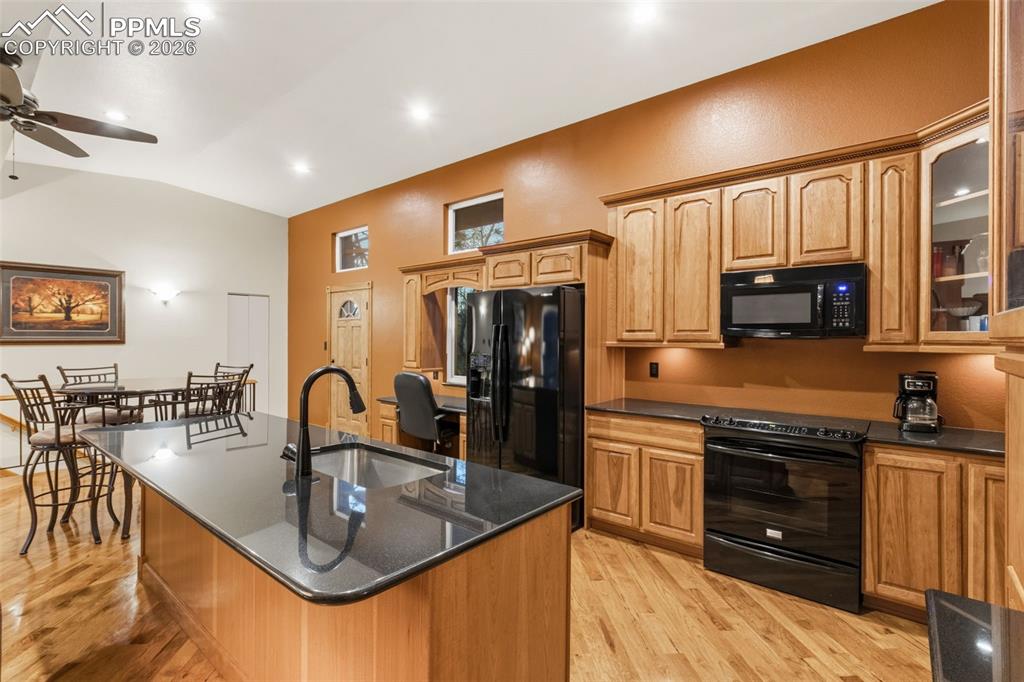 Image 15 of 47: Kitchen