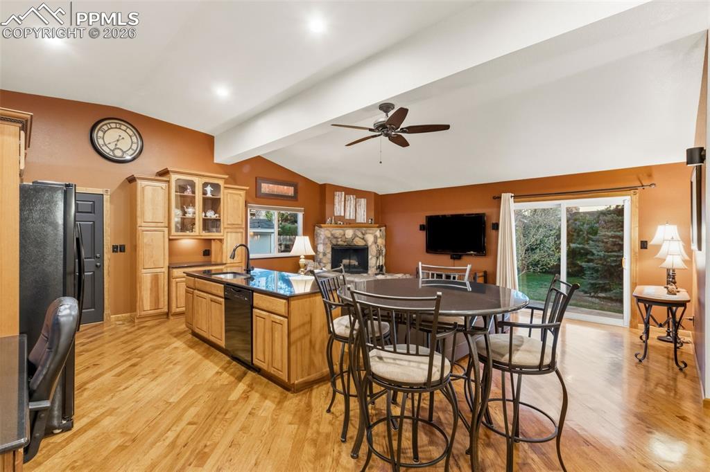 Image 16 of 47: Kitchen