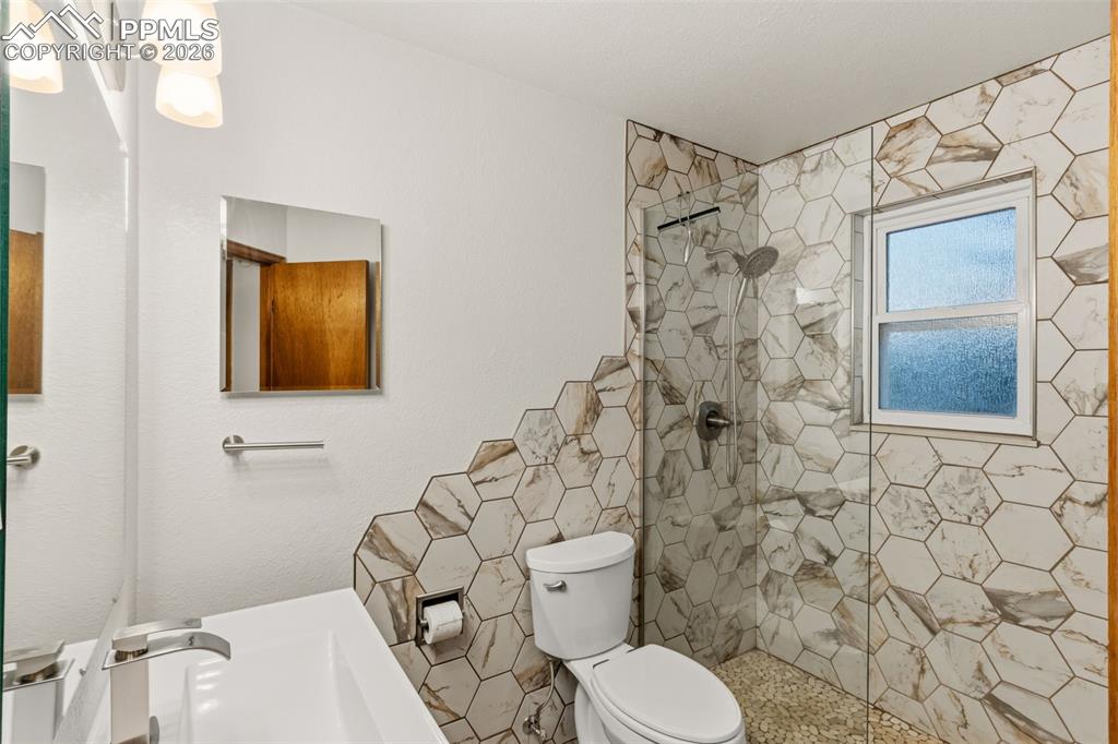 Image 26 of 47: Bathroom