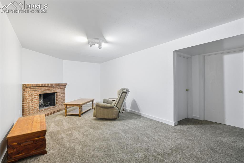 Image 32 of 47: Sitting Room