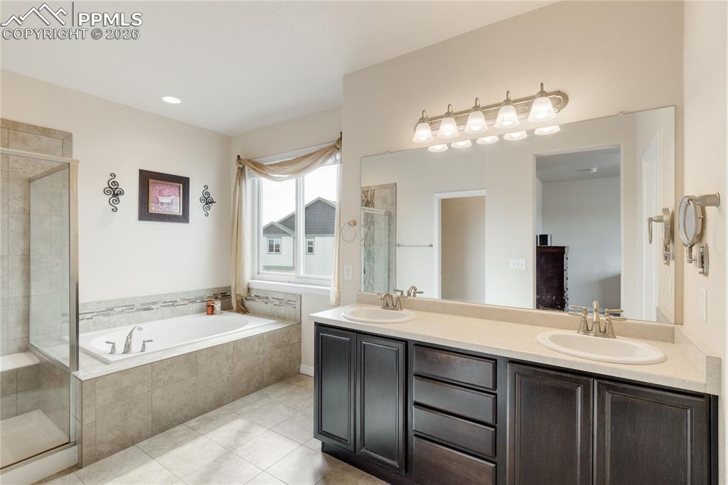 Image 19 of 41: Bathroom