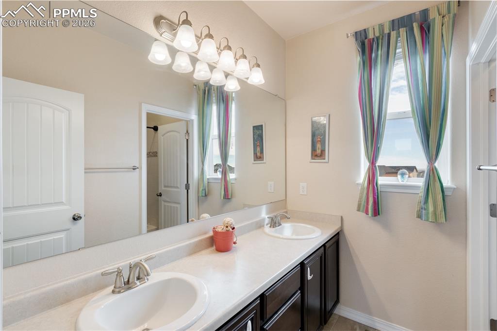 Image 22 of 41: Bathroom