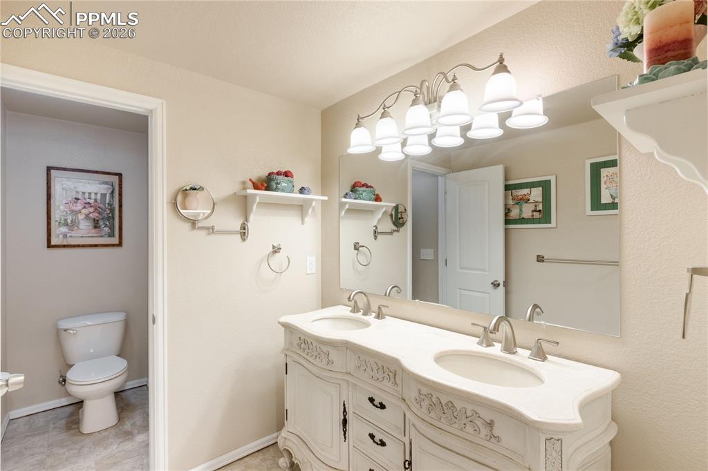 Image 33 of 41: Bathroom