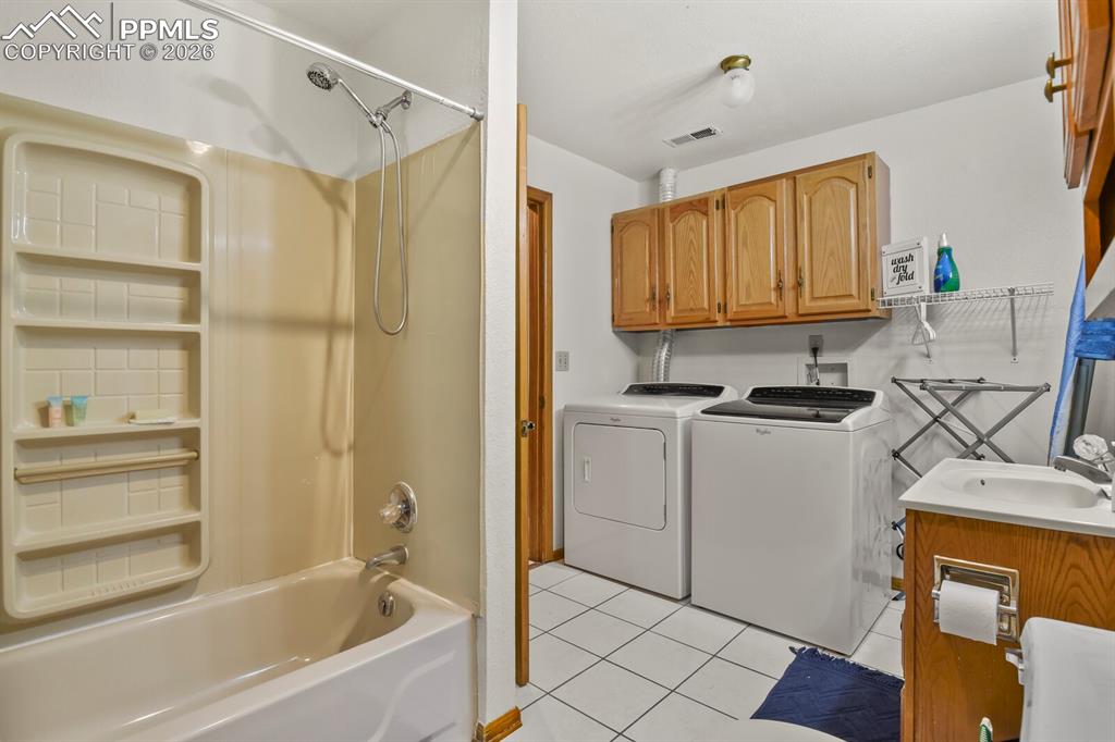 Image 31 of 38: Laundry