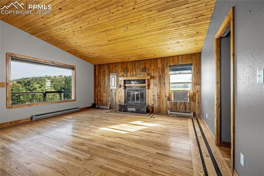 Image 15 of 48: Living Room