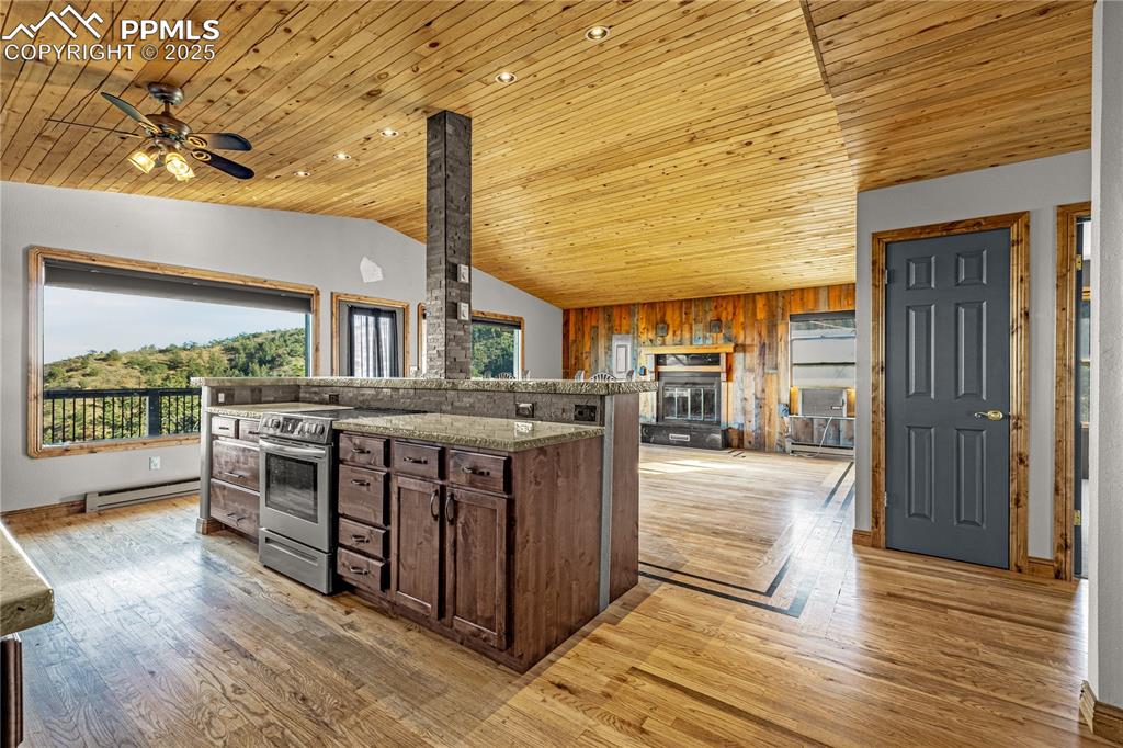 Image 20 of 48: Kitchen