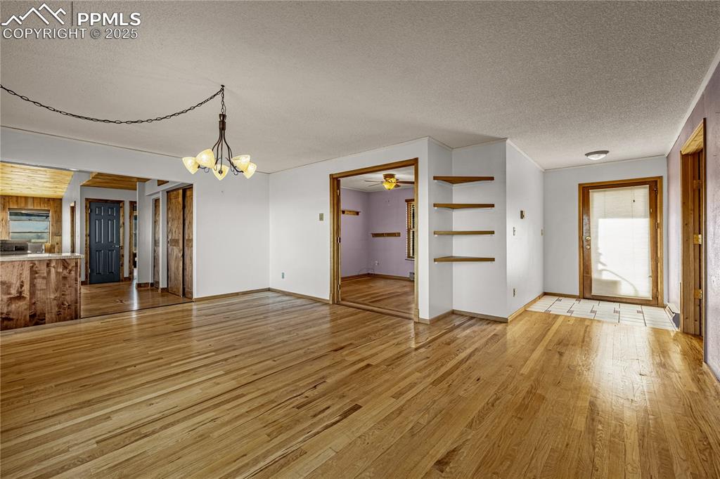 Image 25 of 48: Living Room