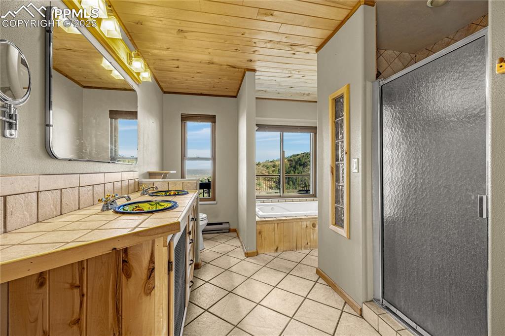 Image 31 of 48: Bathroom