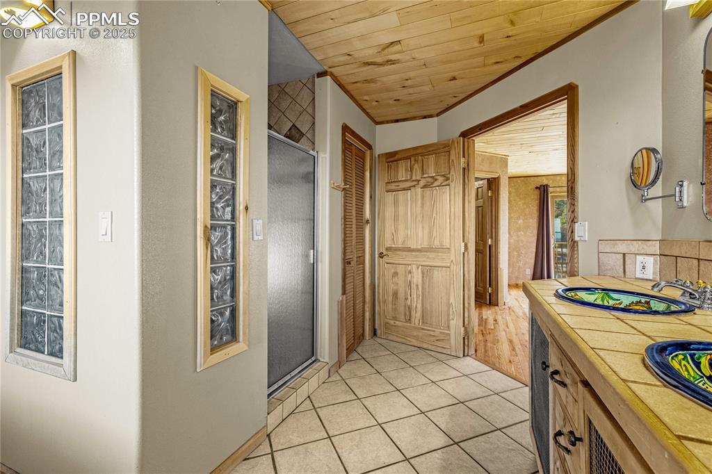 Image 32 of 48: Kitchen