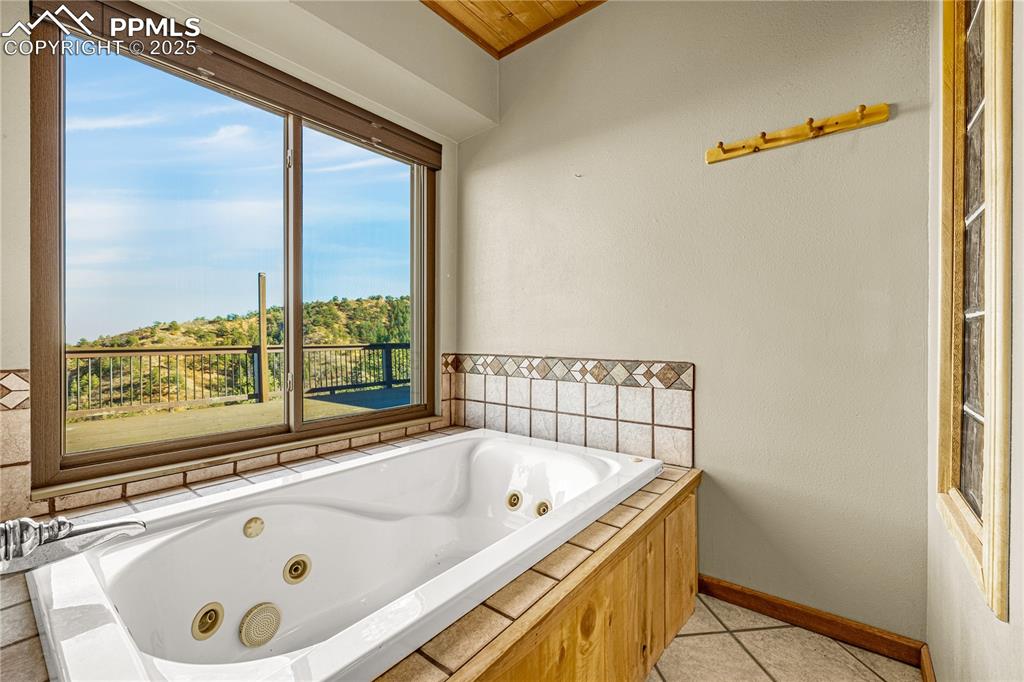 Image 33 of 48: Bathroom