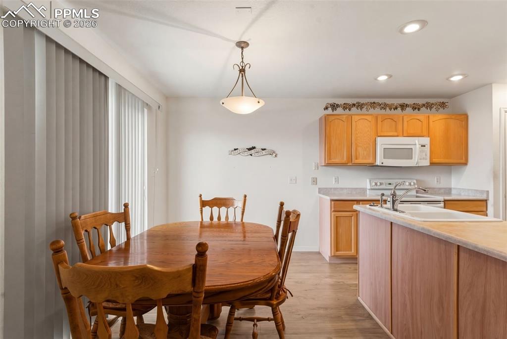 Image 12 of 30: Dining Area