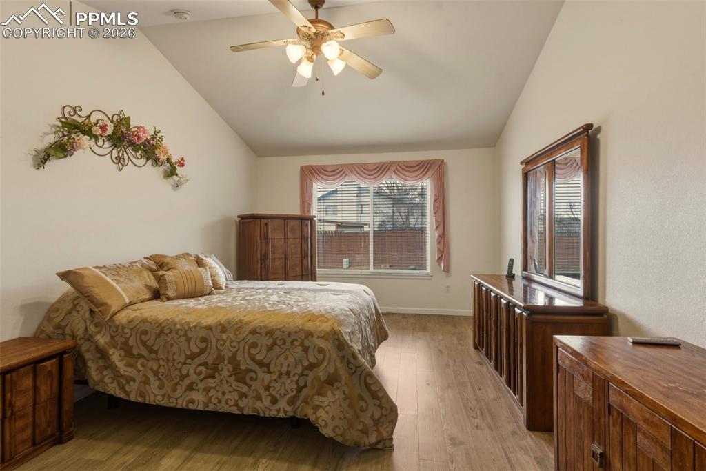 Image 20 of 30: Bedroom