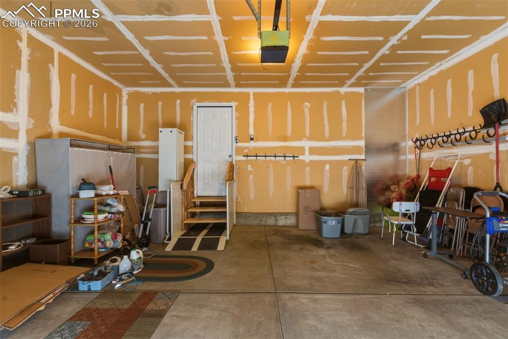 Image 24 of 30: Garage