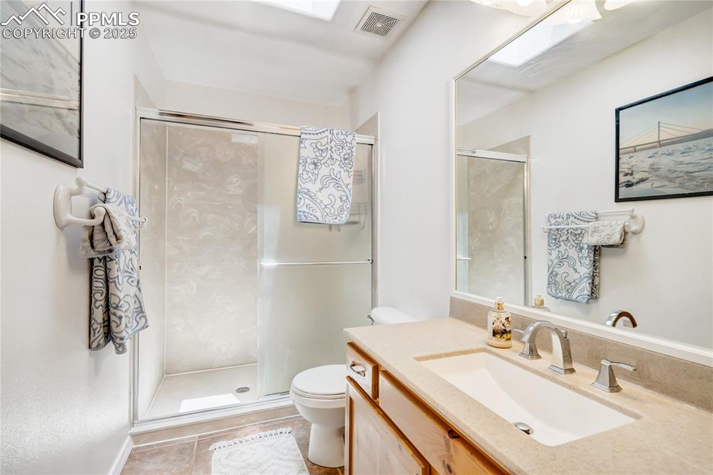 Image 28 of 43: Bathroom