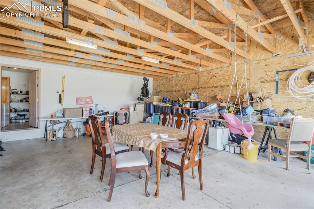 Image 33 of 43: Garage