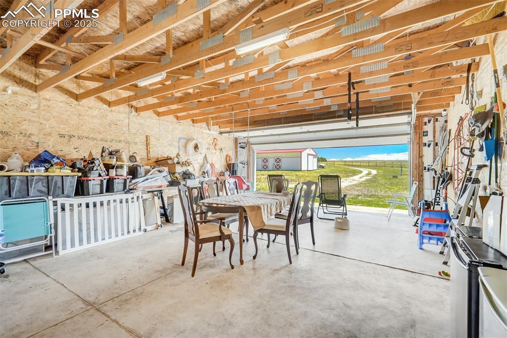 Image 34 of 43: Garage