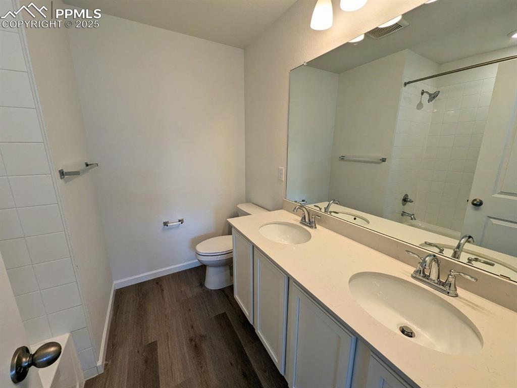 Image 9 of 11: Bathroom