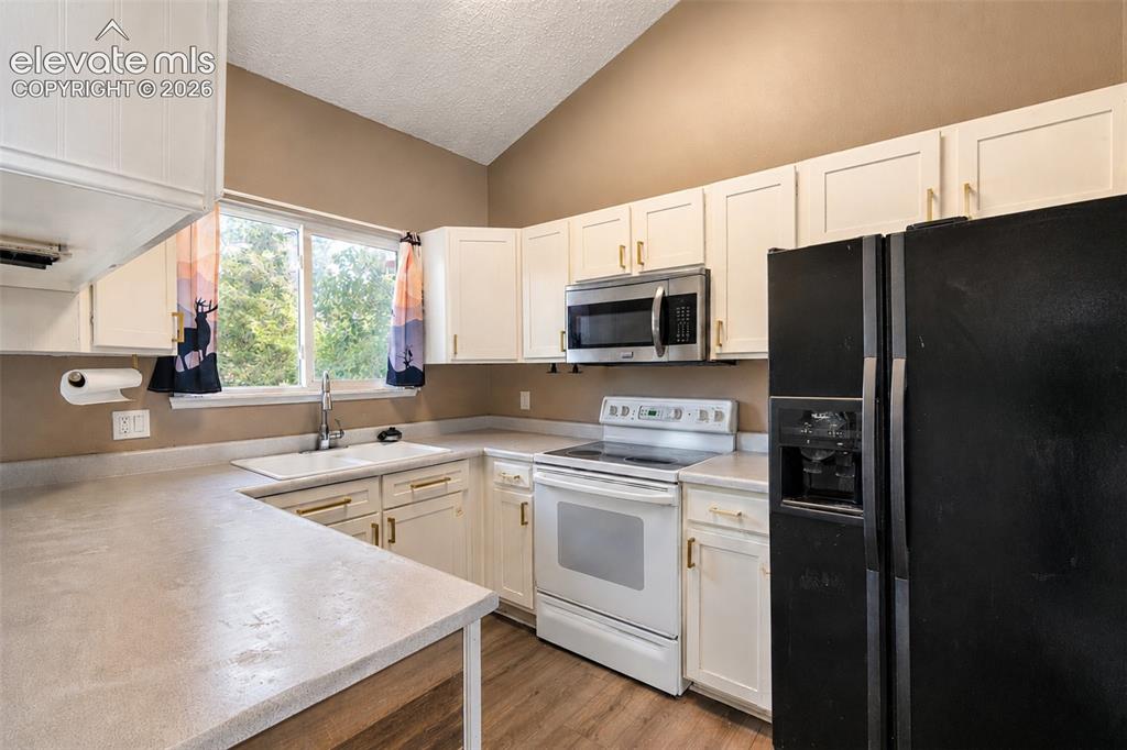 Image 18 of 35: Kitchen