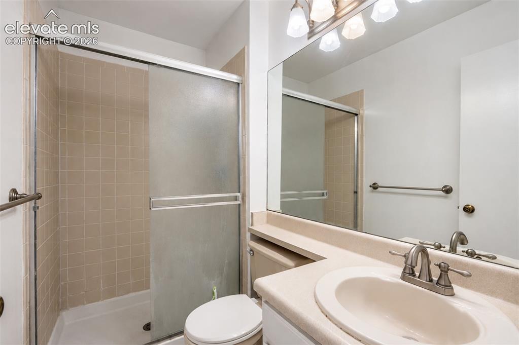 Image 23 of 35: Full Bathroom.
