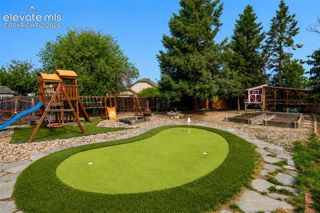 Image 3 of 35: Putting Green