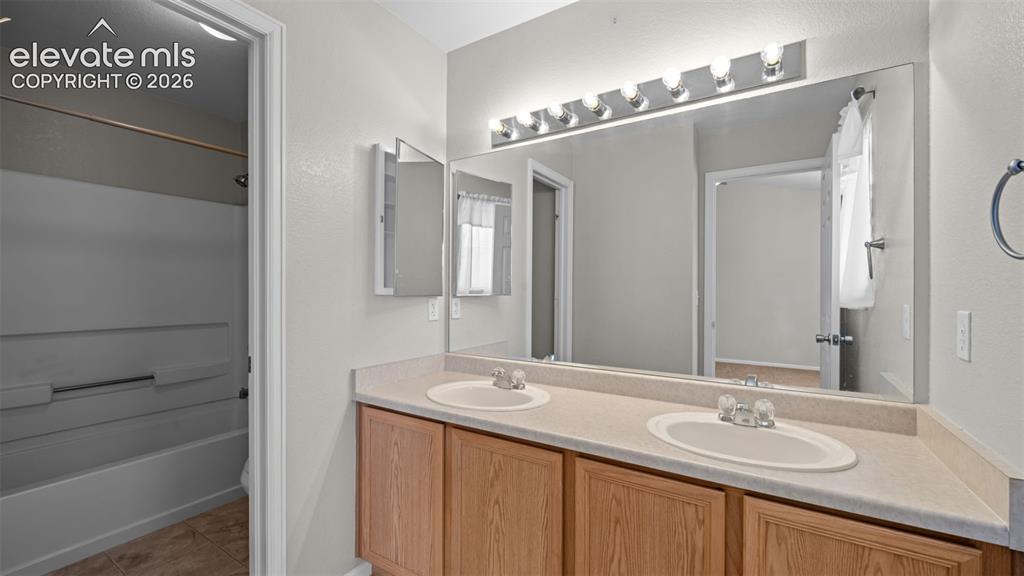 Image 15 of 16: Bathroom