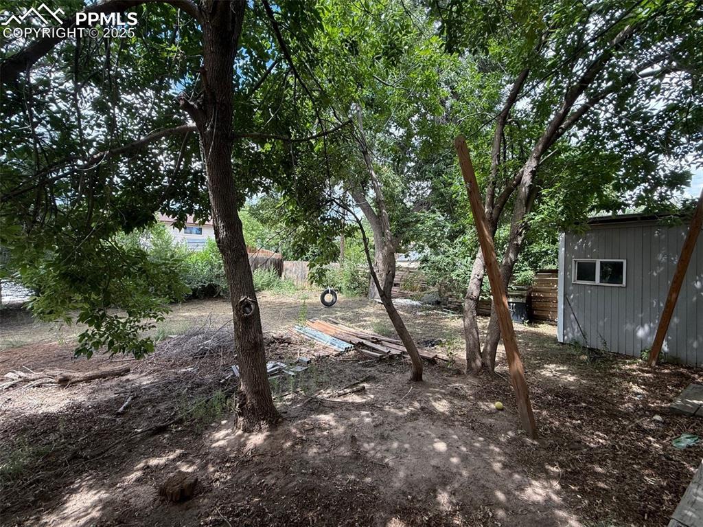 Image 9 of 10: View of yard