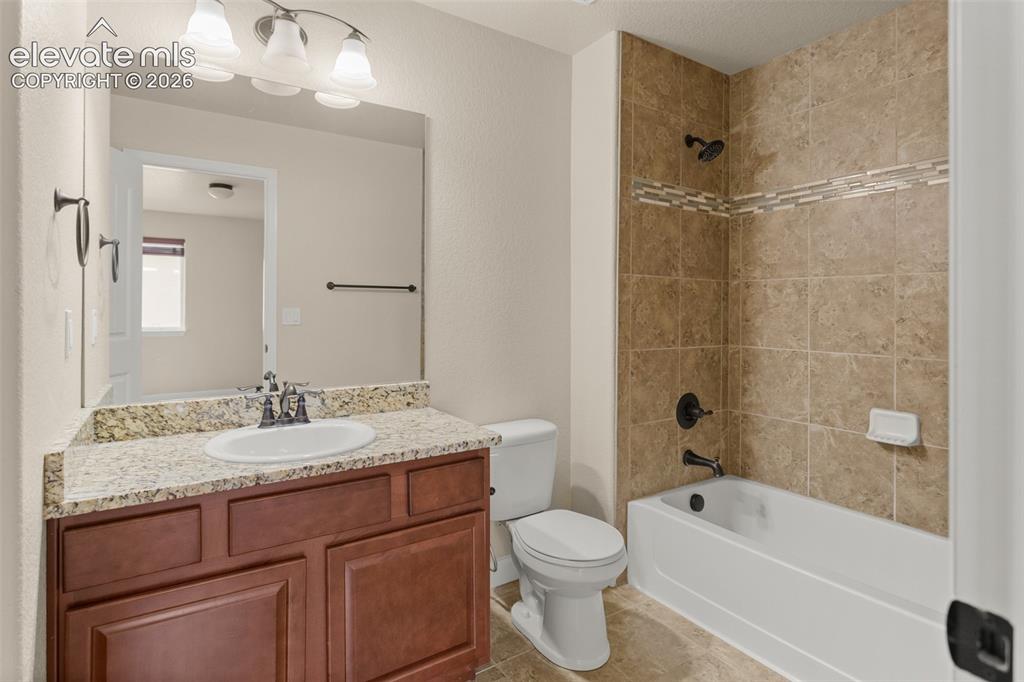 Image 16 of 20: Bathroom