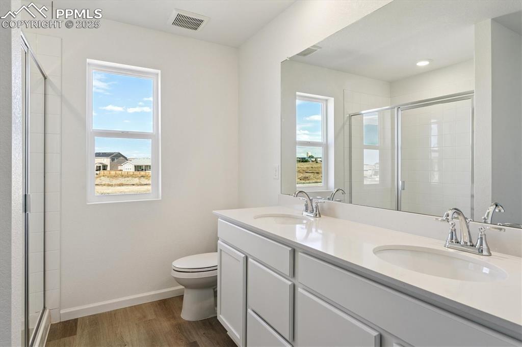 Image 13 of 21: Bathroom