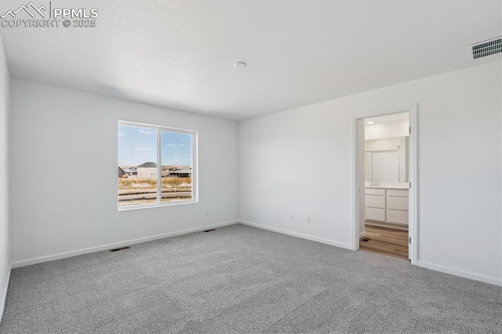 Image 16 of 21: Bedroom