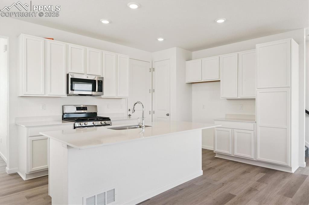 Image 4 of 21: Kitchen