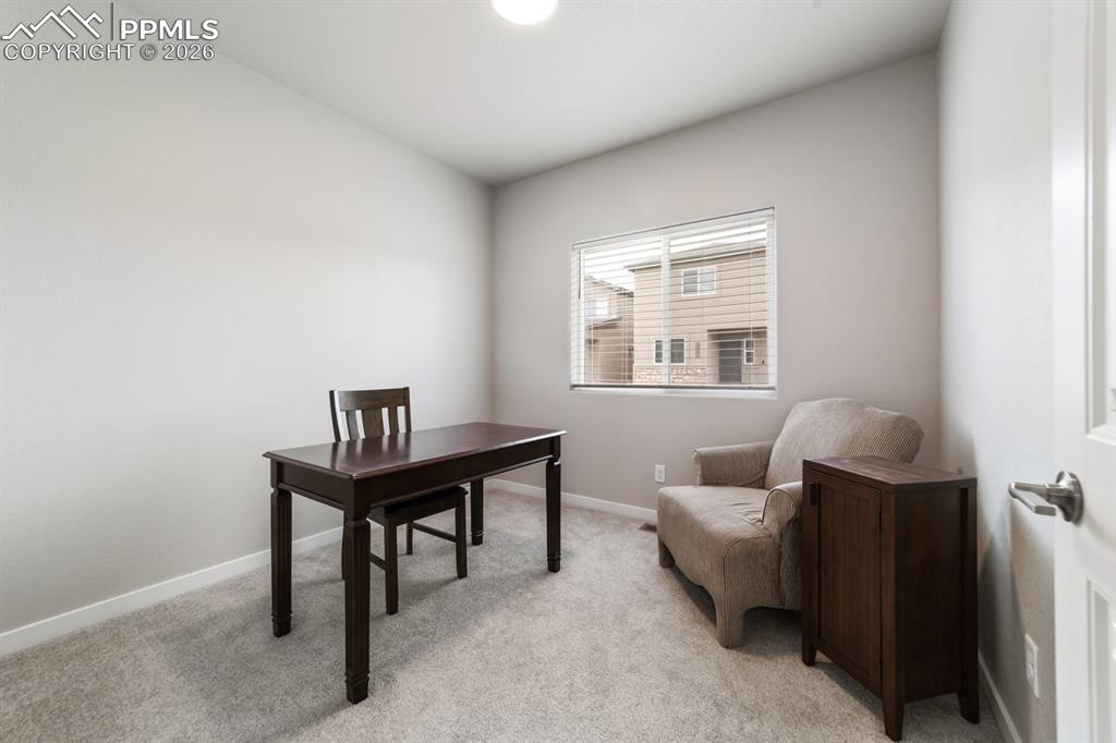 Image 16 of 25: Office