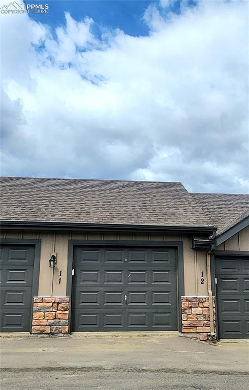 Image 22 of 25: Garage