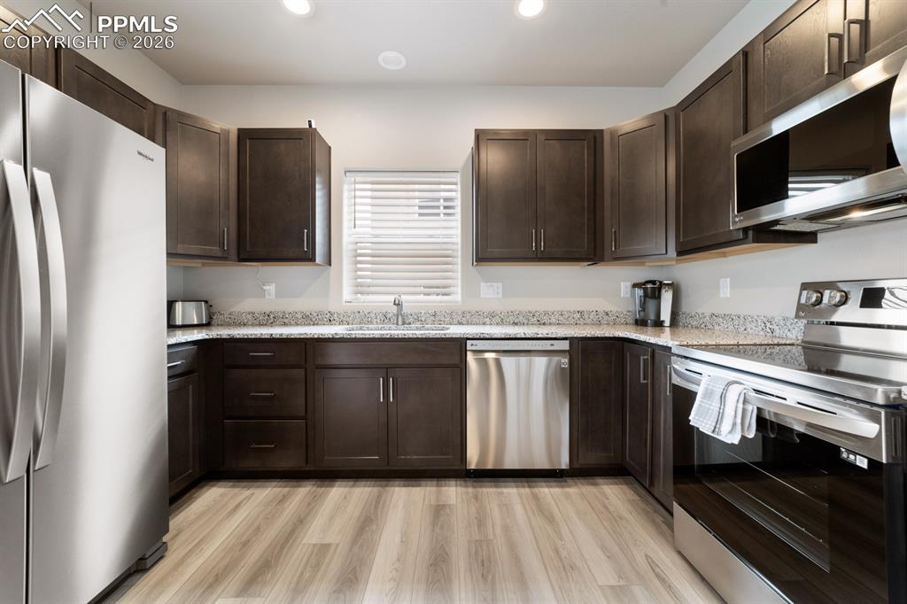 Image 5 of 25: Kitchen