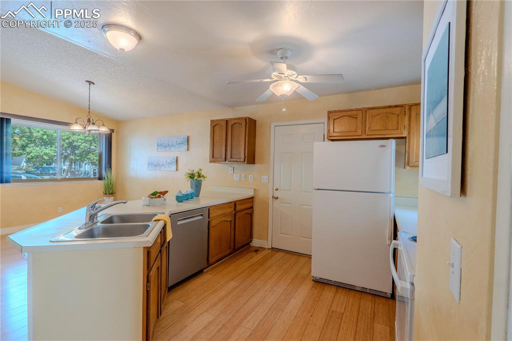 Image 10 of 37: Kitchen