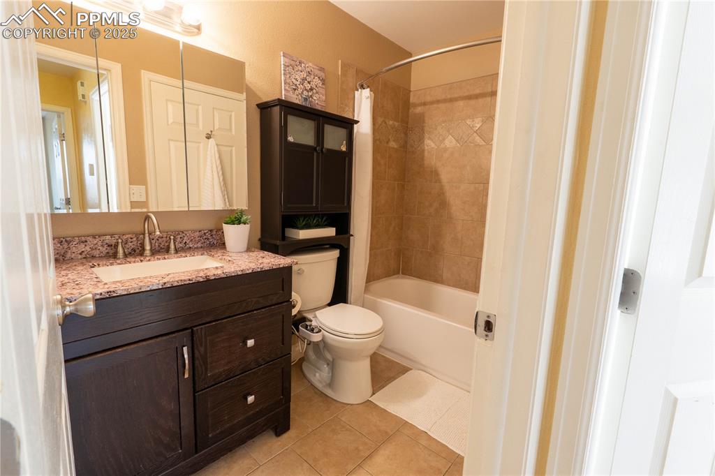 Image 26 of 37: Bathroom