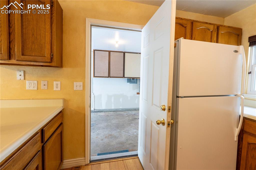 Image 35 of 37: Kitchen