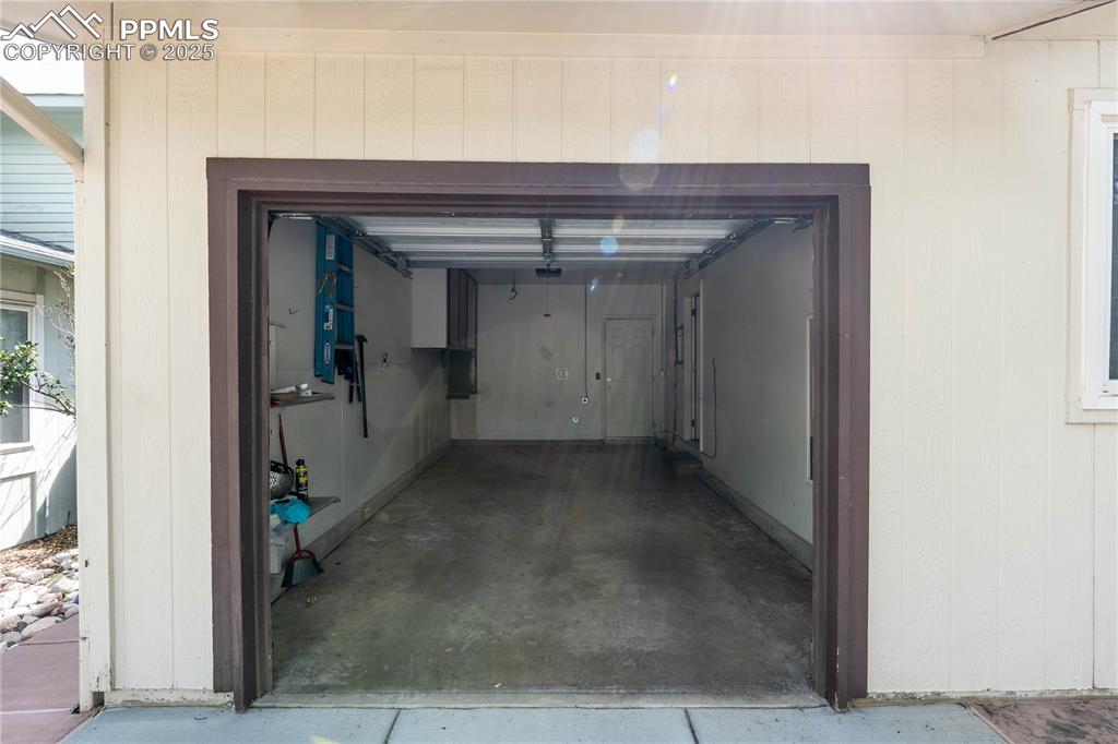 Image 36 of 37: Garage