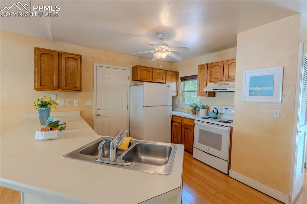 Image 9 of 37: Kitchen