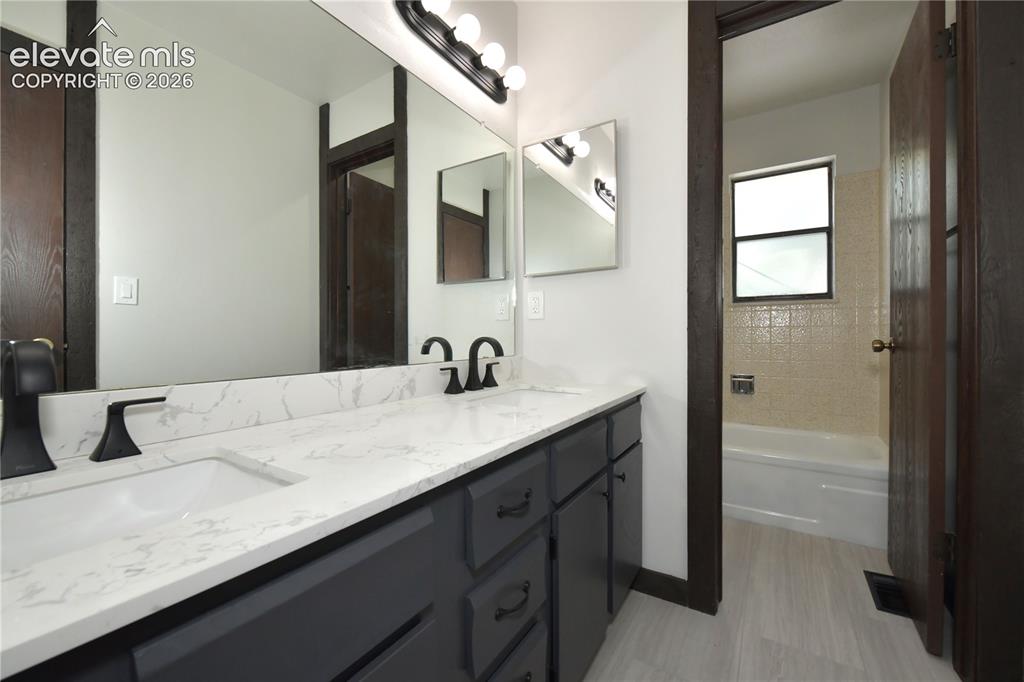 Image 19 of 33: Bathroom