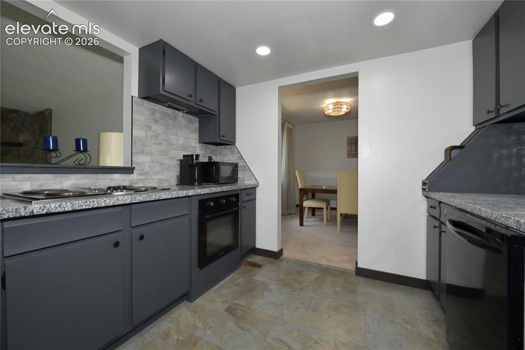 Image 7 of 33: Kitchen