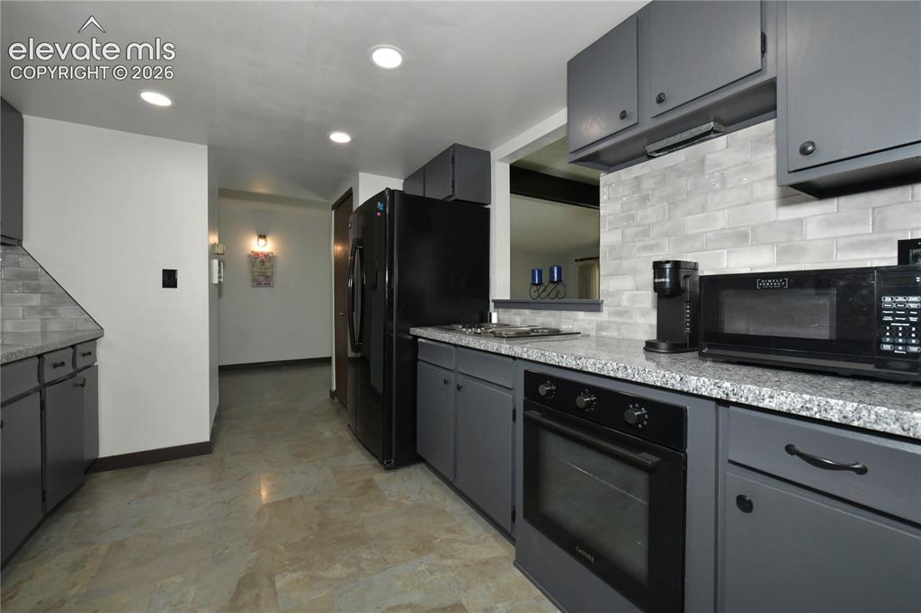 Image 9 of 33: Kitchen