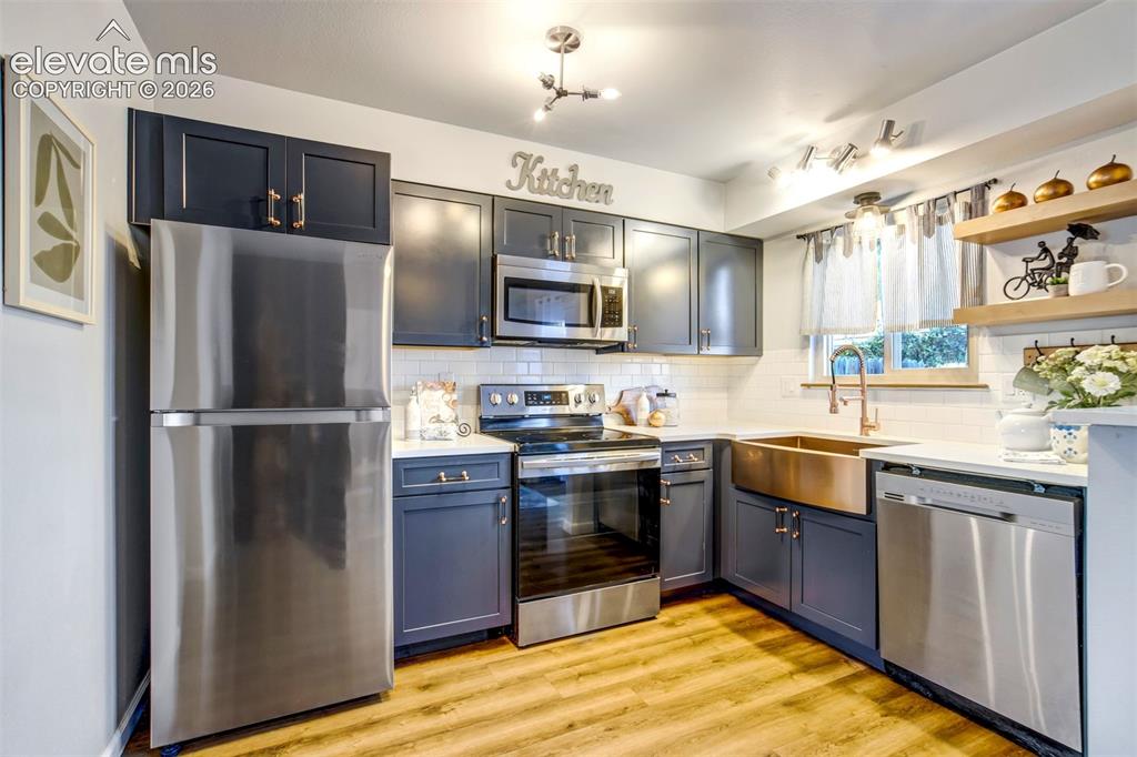 Image 14 of 33: Kitchen