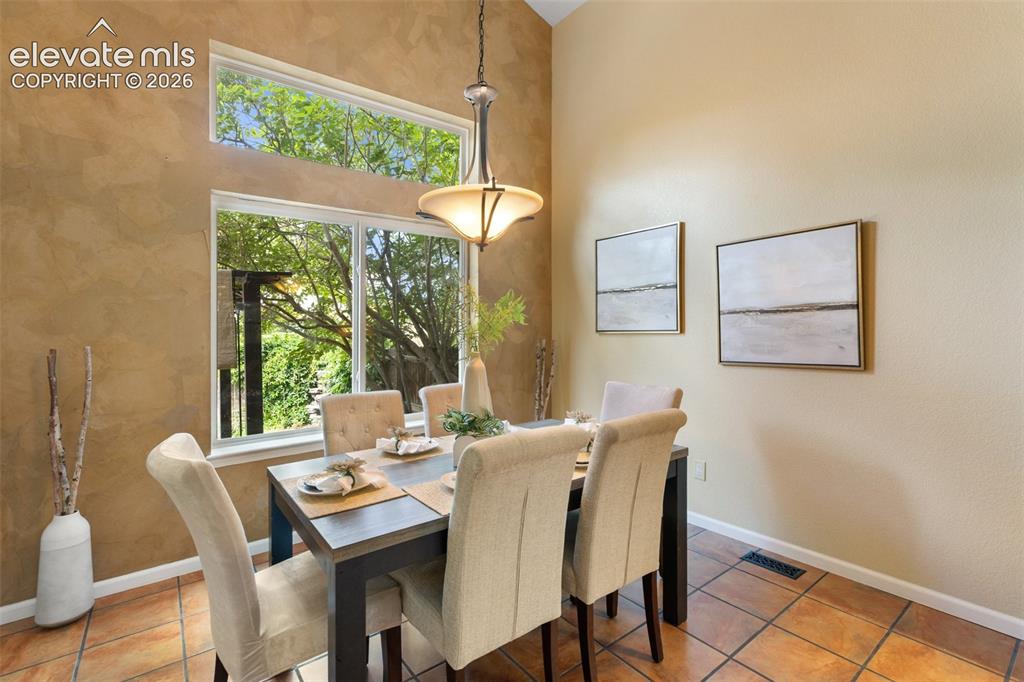 Image 14 of 49: Dining Area