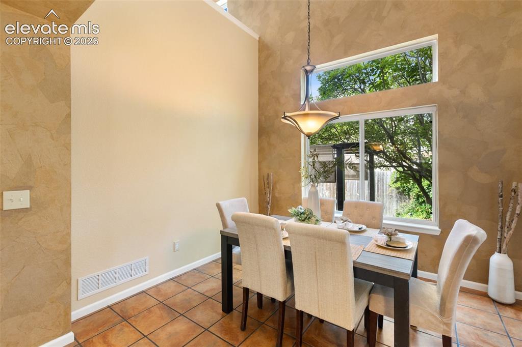 Image 16 of 49: Dining Area