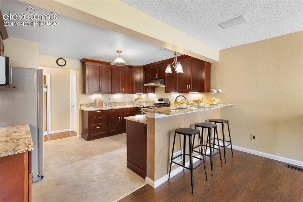 Image 22 of 49: Kitchen