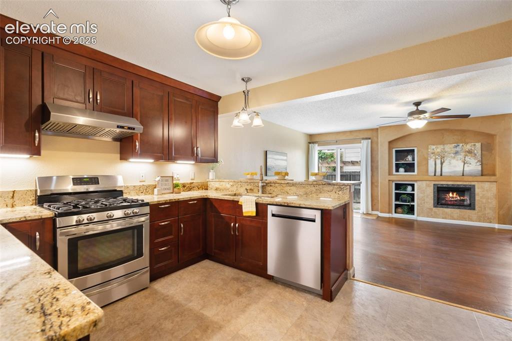 Image 23 of 49: Kitchen
