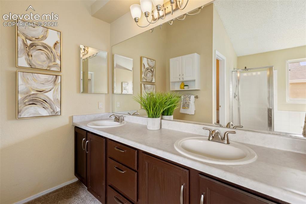 Image 33 of 49: Bathroom